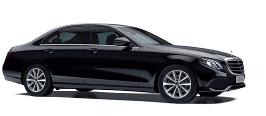 Vue latérale d'une berline Mercedes-Benz Classe E noire avec des jantes argentées, sur fond blanc.